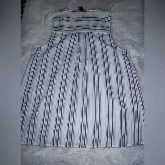 4/$10 Bundle Sale: NWOT Forever 21 Sheer V-Neck No Sleeve Top - Picture 3 of 4